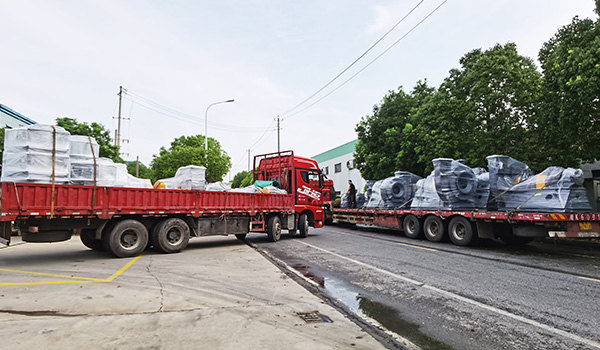 右車12臺(tái)熔噴線產(chǎn)線高壓離心風(fēng)機(jī)，左車11臺(tái)烘箱產(chǎn)線高溫插入式離心風(fēng)機(jī)